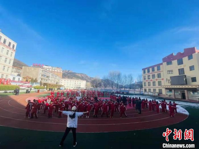 圖為街舞老師教授藏族學(xué)子跳街舞?！￡惿菩?攝