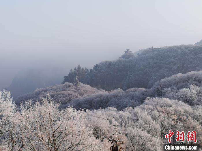 圖為連綿山脈，皆是白色?！⌒煺袢A 攝