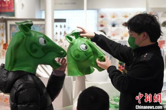 圖為“神馬來了”銅奔馬頭套?！【琶赖┰?攝