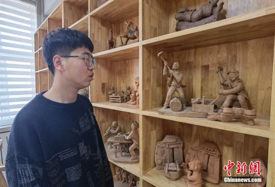 圖為學(xué)生介紹作品。 劉玉桃 攝