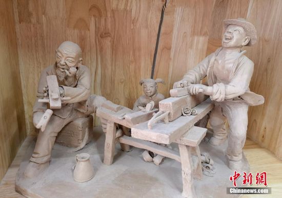 圖為泥塑作品。 劉玉桃 攝