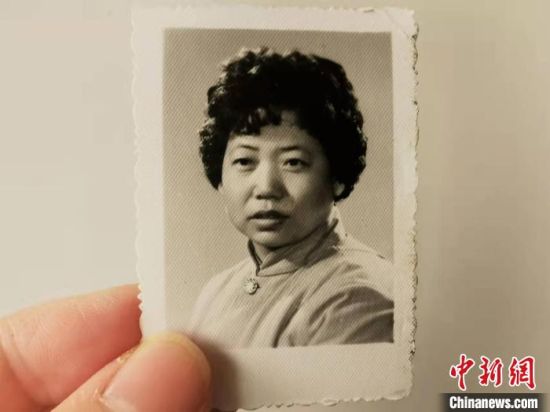 圖為20世紀80年代，蘭州照相館拍攝的人物肖像照，如今仍然有很多人選擇拍攝這樣的照片留作紀念。　王牧雨 攝