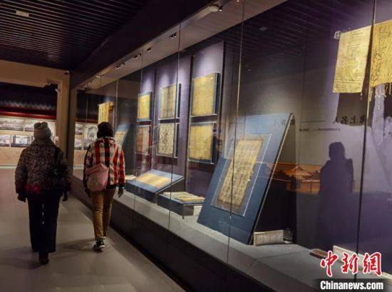 圖為蘭州市民參觀博物館展品?！⌒煅?攝