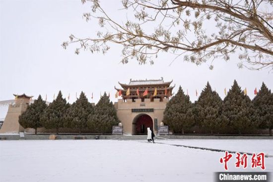 圖為2月17日，游人在鳴沙山月牙泉景區(qū)內(nèi)體驗(yàn)大漠雪景。　敦煌市文旅局供圖