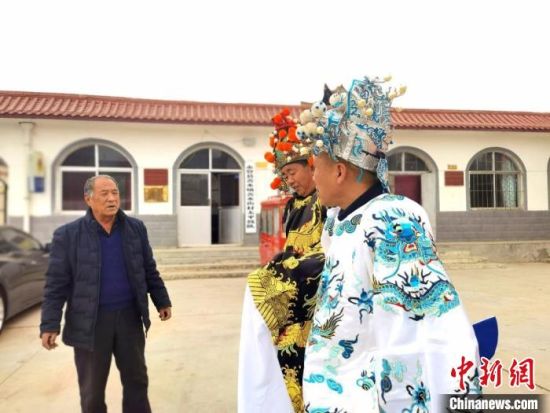 圖為69歲的“苦水高高蹺”國家級傳承人巨海全(左一)，叮囑徒弟們高高蹺練習技巧要領?！￠Z姣 攝