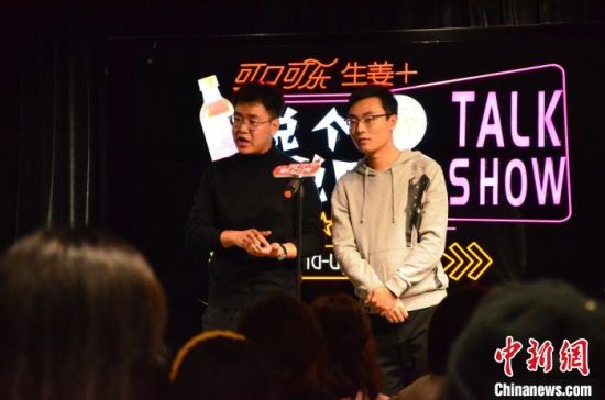 圖為脫口秀演員搭檔表演?！钅?攝