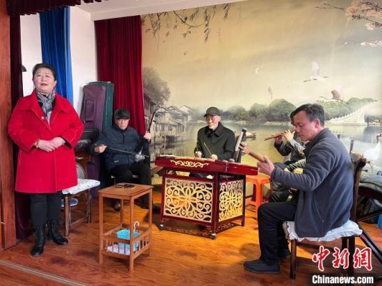 圖為蘭州鼓子表演者王常玉登臺(tái)演唱，她是這項(xiàng)入列國(guó)家級(jí)非物質(zhì)文化遺產(chǎn)的曲藝表演者中，為數(shù)不多的女演員?！堨下?攝