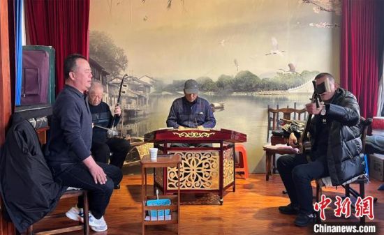 圖為蘭州鼓子愛好者在傳習(xí)所內(nèi)互相搭檔上臺(tái)演出。　張煜曼 攝