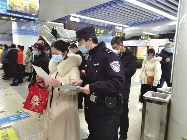 講解詐騙套路 普及“斷卡”常識 蘭州城關公安分局、交通治安分局聯合反詐宣傳進地鐵