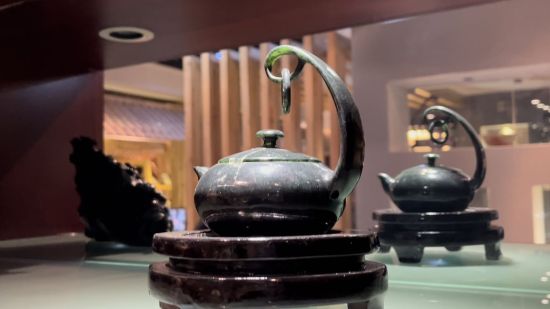 圖為酒泉夜光杯廠里陳列的夜光杯茶藝文化產(chǎn)品——精品懸環(huán)玉壺。王牧雨