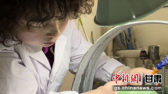 夜光杯制作學(xué)徒謝小琴坦言，雖工作枯燥，但是能夠掌握國(guó)家級(jí)非遺技藝是很自豪的。王牧雨 攝