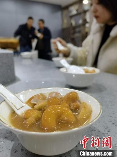 圖為酒泉美食“糊鍋”?！∫蟠河?攝