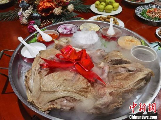圖為酒泉美食“漢蒸全羊”?！●T志軍 攝