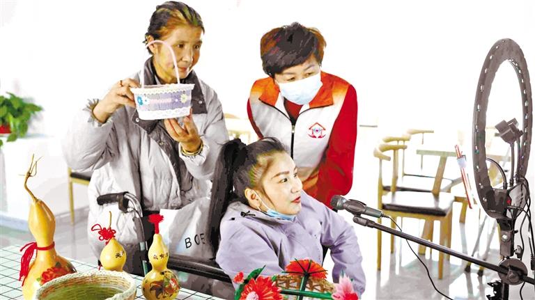 輪椅上“播”出精彩人生 張掖市高臺(tái)縣35歲桑麗梅身殘志堅(jiān)積極樂(lè)觀(guān)面對(duì)生活