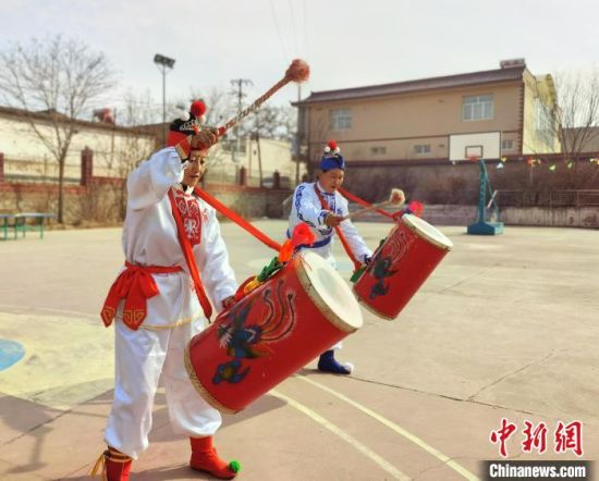 圖為劉玉均(右一)身穿青花服與隊(duì)員一起練習(xí)動(dòng)作?！堟?攝