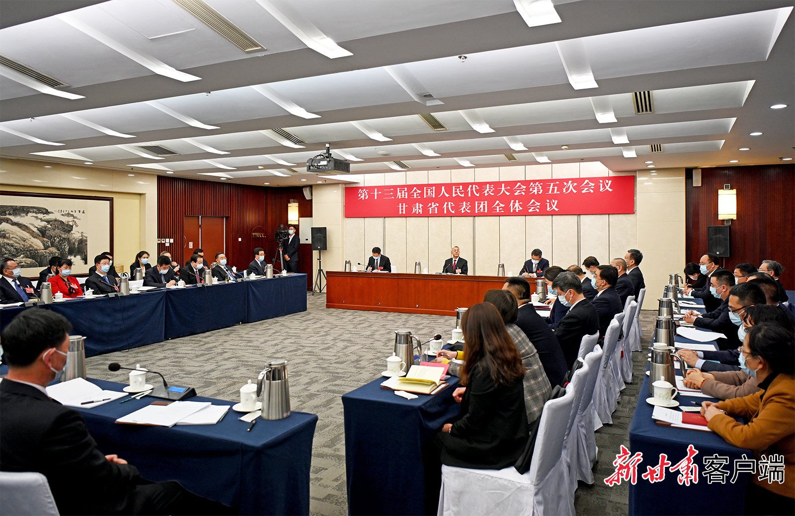 甘肅代表團(tuán)舉行全體會(huì)議，尹弘主持并講話