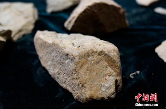 圖為靜寧縣賈河鄉(xiāng)竇坪村出土的石器。 夏劍鋒 攝