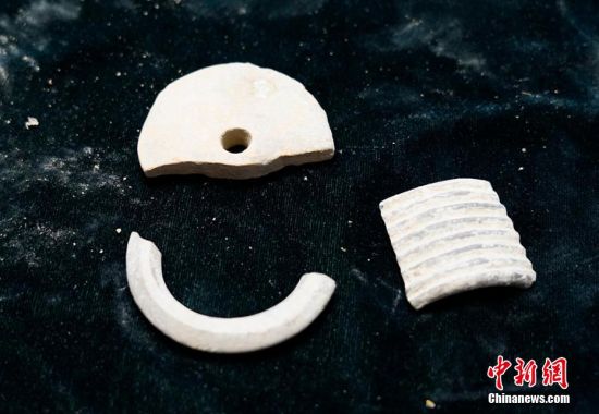 圖為靜寧縣賈河鄉(xiāng)竇坪村出土的佩飾。 夏劍鋒 攝
