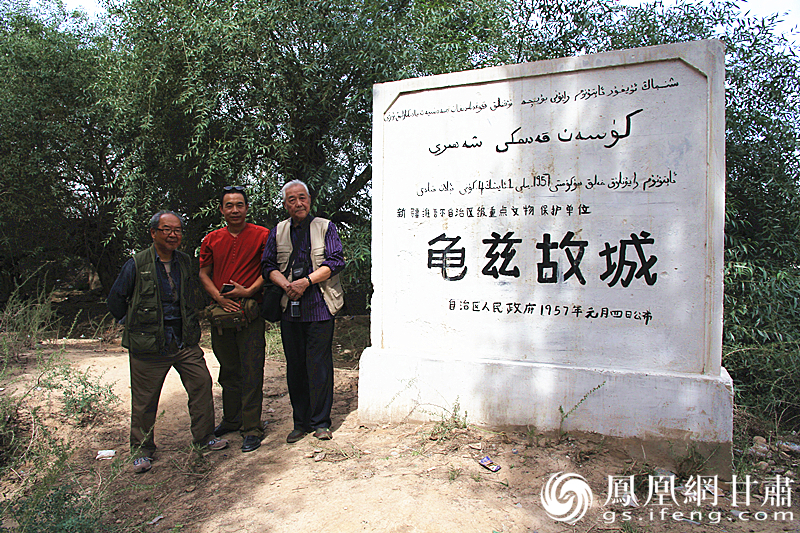 庫車是古代龜茲語，意為“龜茲人的城”，乃絲綢之路重鎮(zhèn)。2016年，蘇朗（右）、文巖（左）等藝術(shù)家前往庫車龜茲故城遺址采風(fēng)。楊文遠(yuǎn) 攝