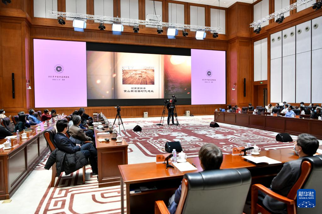 3月18日，在“中國社會科學(xué)院考古學(xué)論壇·2021年中國考古新發(fā)現(xiàn)”上，參會人員觀看宣傳視頻。