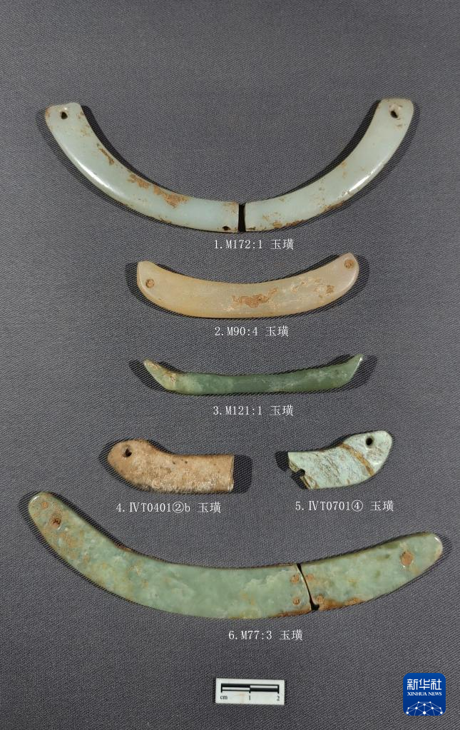 河南南陽市黃山新石器時代遺址出土的屈家?guī)X文化玉璜（資料圖）。
