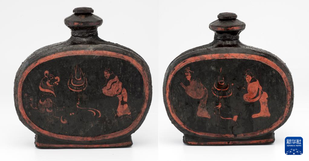 湖北云夢縣鄭家湖戰(zhàn)國秦漢墓地出土扁壺（資料圖）。