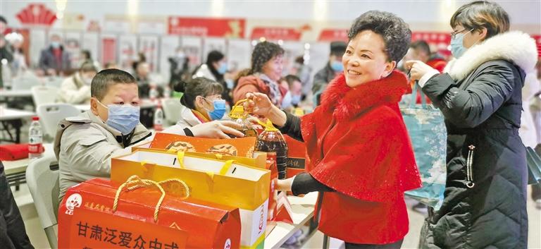 身殘志堅(jiān)的郭淑芳與愛同行37年 點(diǎn)一盞燈，照亮別人也照亮自己
