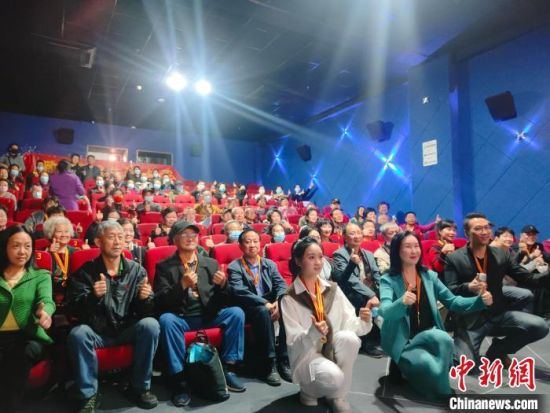 《浴血誓言》主創(chuàng)團(tuán)隊(duì)與到場(chǎng)的紅軍后代合影?！￡愡x斌 攝