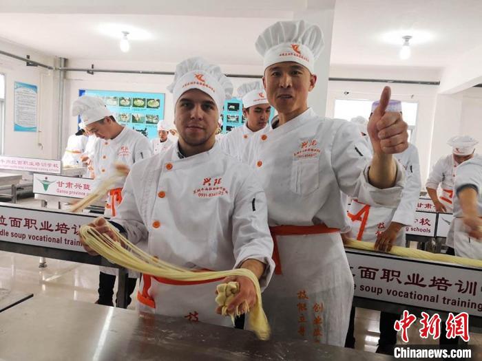 圖為外國留學生學習牛肉面的制作。(資料圖) 史靜靜 攝