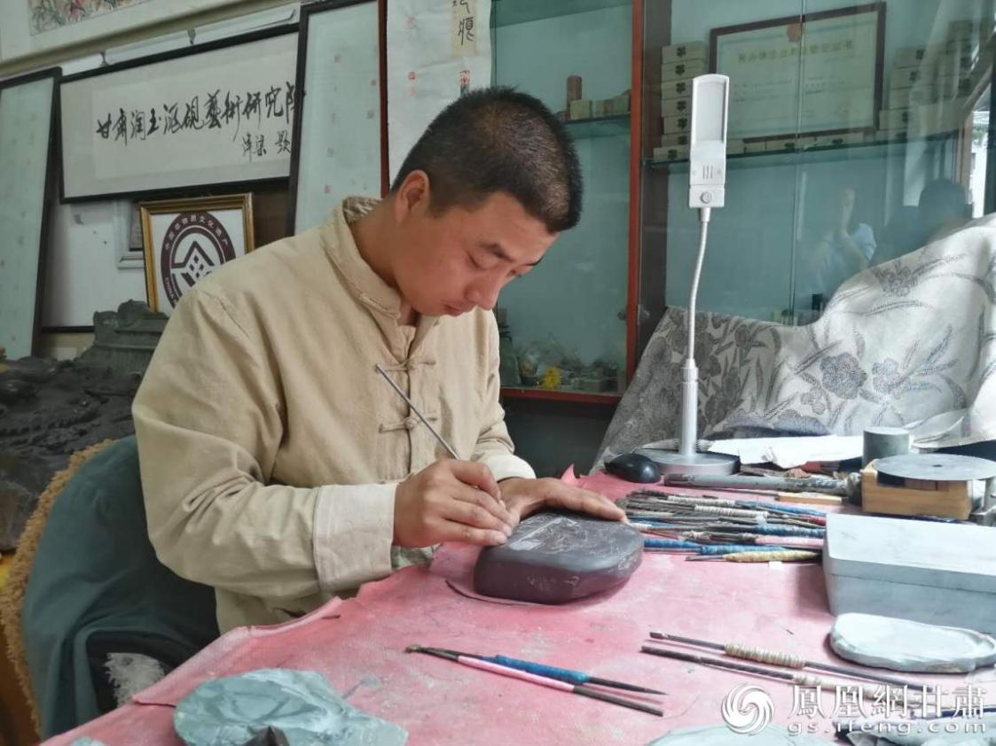 洮硯制作技藝第六代傳人、國家藝術基金資助青年藝術家、正高級洮硯雕刻藝術師李江平十年如一日專注于洮硯制作 圖源自網(wǎng)絡