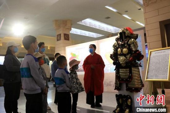 該“唐朝明光鎧”吸引游人圍觀，盡顯中國古代工匠獨特設(shè)計和傳統(tǒng)甲胄文化的魅力?！垥粤?攝