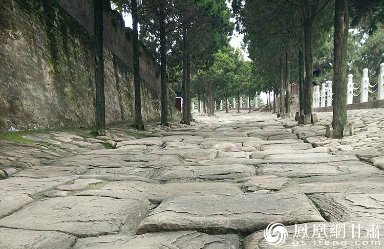 司馬遷祠的山崗下面有一段司馬古道，石條為北宋時鋪設(shè)，歷經(jīng)800余年的雨水沖刷、風(fēng)化、人走車碾，石條上的車轍印是這里曾經(jīng)繁華的歷史見證，又好像昭示太史公一生的坎坷與悲壯。楊文遠 攝