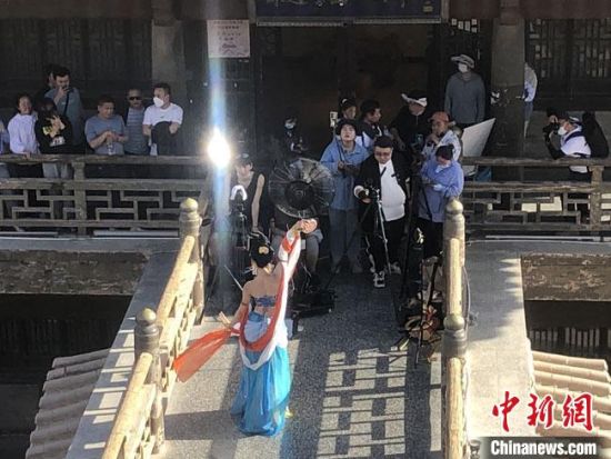 圖為5月以來，“奧大粒”直播現(xiàn)場引游客圍觀?！《鼗褪形麄鞑抗﹫D