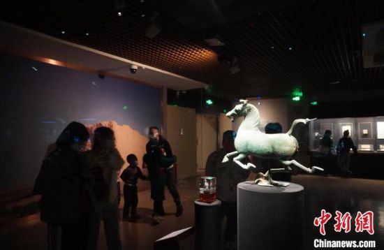 甘肅省博物館展出的“銅奔馬”吸引觀眾拍照留影。
