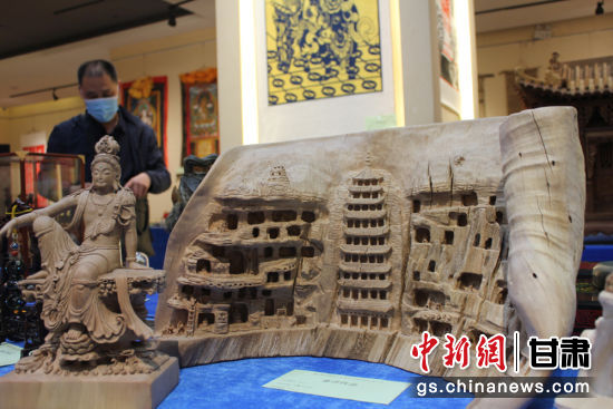 連日來，甘肅省工藝美術(shù)行業(yè)評審認(rèn)定工作會(huì)議在蘭州舉行。圖為以敦煌莫高窟為題材的木雕作品《守護(hù)》。徐雪 攝