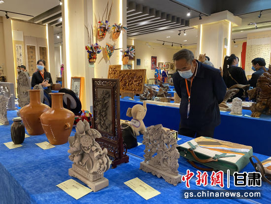 來自全省的近800件作品進(jìn)入專家評審環(huán)節(jié)，作品涵蓋雕塑雕刻、漆器、工藝花畫等多個(gè)類別。徐雪 攝