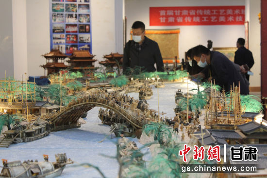 圖為參評作品牦牛角立體微雕“清明上河圖”。徐雪 攝