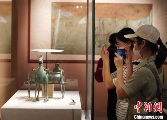 圖為參觀者參觀“大道攸歸：五涼文化展”展陳文物。　九美旦增 攝