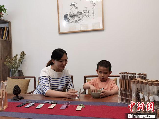 圖為魯雯為小學員授課和培訓?！●T志軍 攝