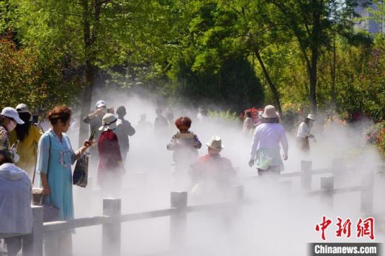 蘭州市寓言故事園化身“瑤池”仙境美景，吸引不少市民前來觀賞、拍照?！【琶赖┰?攝