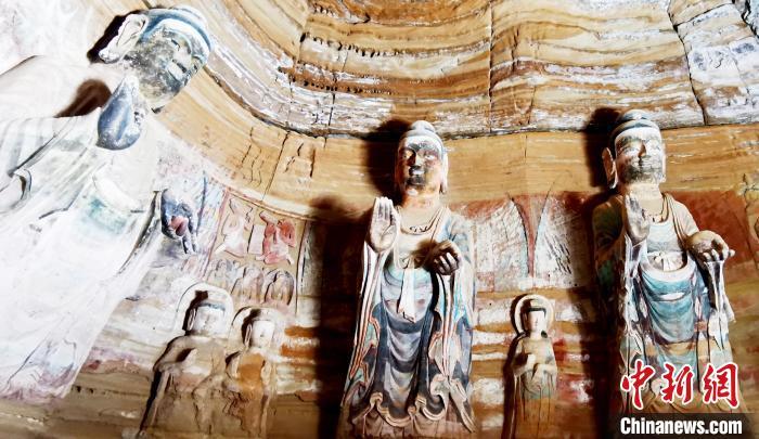 北石窟寺窟內(nèi)造像因受水顯得斑駁?！“瑧c龍 攝