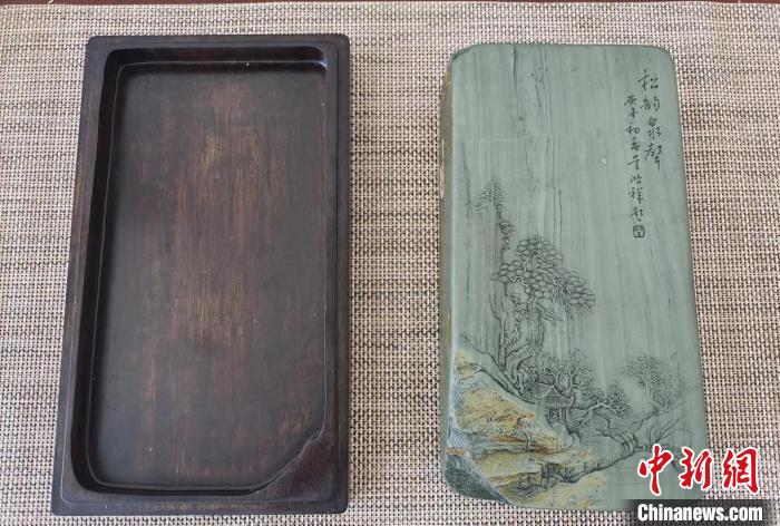 圖為甘肅甘南州洮硯藝人為提升洮硯文化內(nèi)涵，制作“一盒一拓”成品展示。(資料圖) 張婧 攝