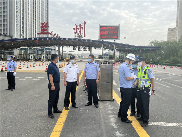 7月13日，蘭州市紀(jì)委監(jiān)委第四監(jiān)督檢查室聯(lián)合市紀(jì)委監(jiān)委派駐市公安局紀(jì)檢監(jiān)察組檢查環(huán)蘭檢查站疫情防控措施落實(shí)情況。.jpg