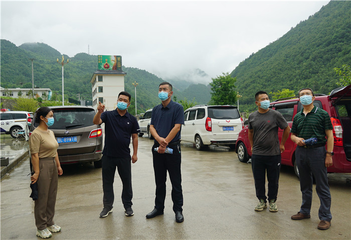 7月13日，隴南市徽縣紀(jì)檢監(jiān)察干部到嘉陵火車站督查疫情防控工作。張麗娟 攝.JPG