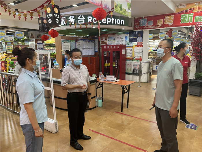 7月15日，酒泉市玉門市疫情防控督查組在隴商聯(lián)華超市監(jiān)督檢查疫情防控措施落實(shí)情況。 .jpg