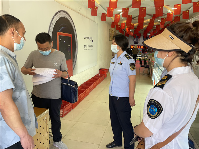 7月20日，定西市漳縣紀(jì)委監(jiān)委駐縣衛(wèi)生健康局紀(jì)檢監(jiān)察組抽調(diào)縣市場(chǎng)監(jiān)管局、衛(wèi)建局工作人員,深入新寺鎮(zhèn)萬(wàn)家超市查看人員出入登記、環(huán)境消殺等。 蔣湘濤 攝.jpg