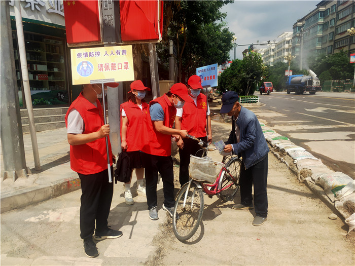 7月21日，定西市通渭縣紀(jì)委監(jiān)委機(jī)關(guān)志愿者在城區(qū)開(kāi)展“不聚集、戴口罩”志愿活動(dòng)。.jpg