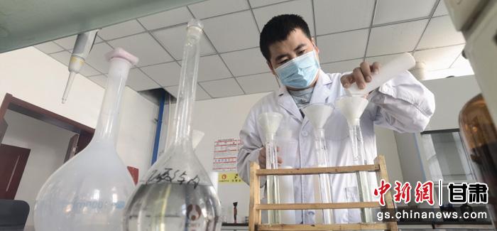 圖為甘肅科技集團化工研究院有限責任公司工作人員正在做實驗。魏建軍 攝