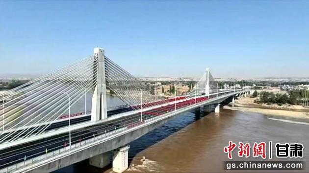 圖為靖遠(yuǎn)金灘黃河大橋航拍圖。靖遠(yuǎn)縣委宣傳部供圖