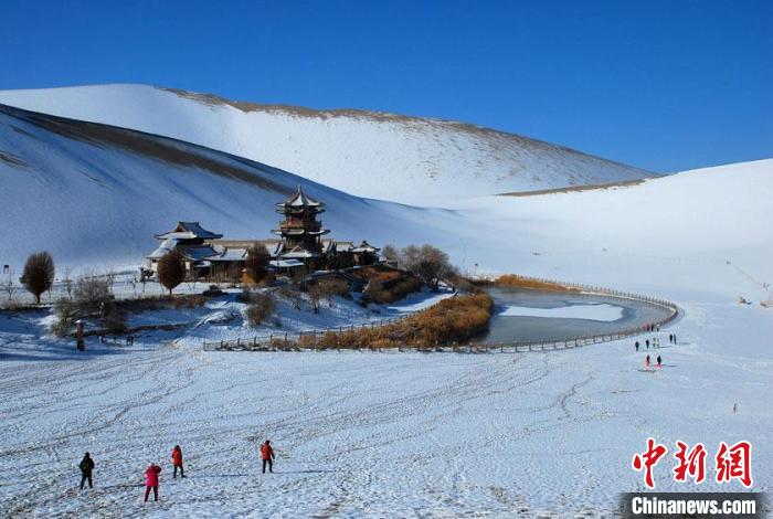 敦煌市鳴沙山月牙泉雪景如畫(huà)。(資料圖) 張曉亮 　攝